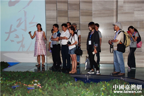 采访团听解说员讲述太湖风景区规划图 采访团听解说员讲述太湖风景区规划图