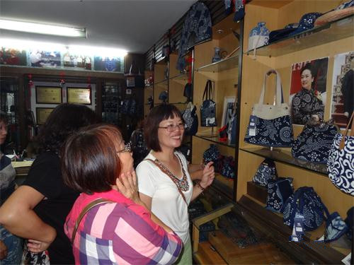 里長團參觀南通藍印花布博物館。