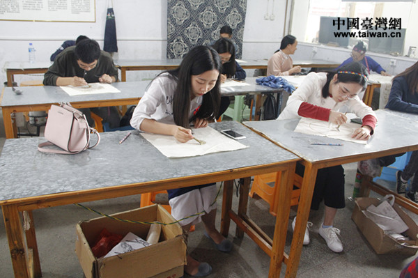 两岸青年学生团体验蜡染技艺 两岸青年学生团体验蜡染技艺