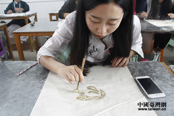 学生正在认真用蜡描图 学生正在认真用蜡描图