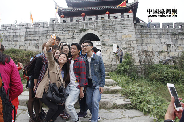 两岸青年学生团在青岩古镇中的定广门前开心的自拍 两岸青年学生团在青岩古镇中的定广门前开心的自拍