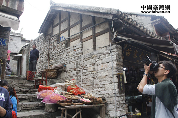 就读于北京师范大学的香港学生灯煜杰在拍摄青岩古镇中具有文化特色的建筑 就读于北京师范大学的香港学生灯煜杰在拍摄青岩古镇中具有文化特色的建筑