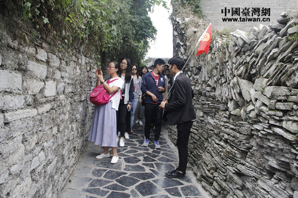 青岩古镇最具特色的,具有620年历史的背街,是由糯米浆、深石灰、黄沙砌就 青岩古镇最具特色的,具有620年历史的背街,是由糯米浆、深石灰、黄沙砌就