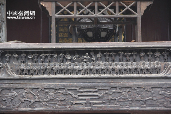 万寿宫中悟道楼阁楼横梁上雕刻的形态各异的人物,栩栩如生,惟妙惟肖 万寿宫中悟道楼阁楼横梁上雕刻的形态各异的人物,栩栩如生,惟妙惟肖