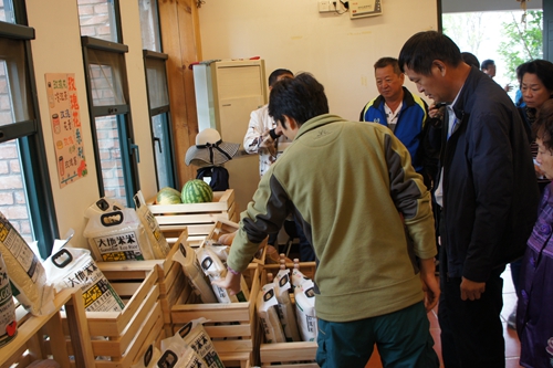 在新津台創園里查看台資農業企業產品