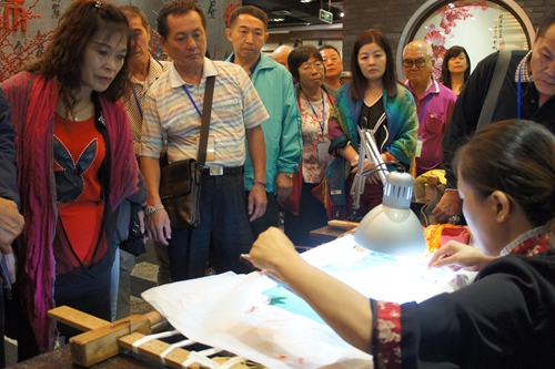 在蜀江錦院參觀蜀錦蜀繡