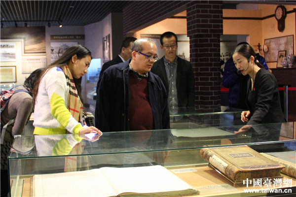 参访团嘉宾观看开滦博物馆内展示的羊皮蒙面大账本 参访团嘉宾观看开滦博物馆内展示的羊皮蒙面大账本