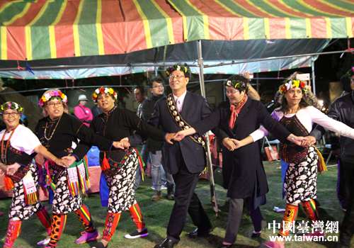 部落族人带领宾客们跳起热情欢快的舞蹈 部落族人带领宾客们跳起热情欢快的舞蹈