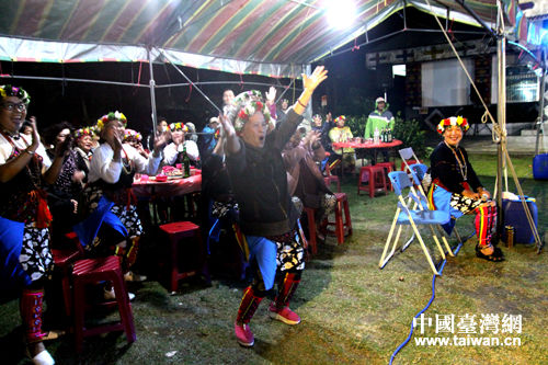 卡大地布部落居民热情欢呼 卡大地布部落居民热情欢呼