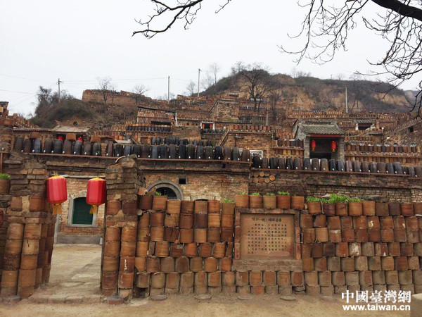 两岸新媒体参访团来到陈炉古镇了解耀州窑文化。(中国台湾网刘莹摄) 两岸新媒体参访团来到陈炉古镇了解耀州窑文化。(中国台湾网刘莹摄)