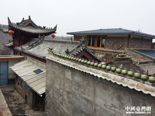 两岸新媒体参访团来到陈炉古镇了解耀州窑文化。(中国台湾网刘莹摄) 两岸新媒体参访团来到陈炉古镇了解耀州窑文化。(中国台湾网刘莹摄)