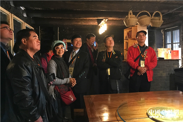 考察團參觀悠然山高山濕地景區內的古屋。 (中國臺灣網趙苗青攝)