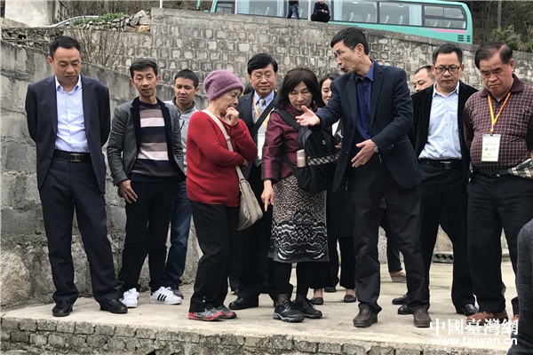 考察團嘉賓觀看大鯢養殖基地。 (中國臺灣網趙苗青攝)