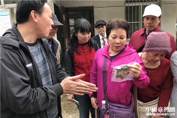 考察團嘉賓聽技術人員講解大鯢產品。 （中國臺灣網趙苗青攝）