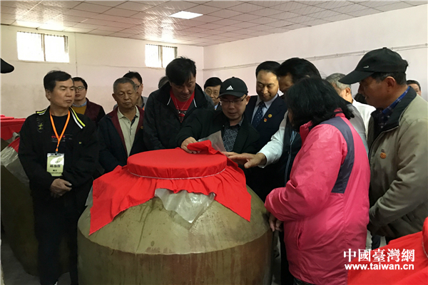 考察團嘉賓查看五味子泡酒。 （中國臺灣網趙苗青攝）