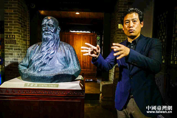 两岸新媒体参访团走进于右任故居纪念馆。(中国台湾网刘莹摄) 两岸新媒体参访团走进于右任故居纪念馆。(中国台湾网刘莹摄)