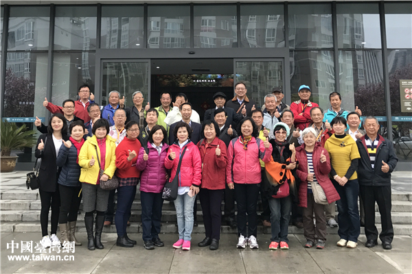 在安康市博物館前合影留念。(中國臺灣網 趙苗青 攝)