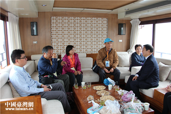 陝西省台辦副主任何銳與臺灣嘉賓交流閒談。（中國臺灣網 趙苗青 攝）
