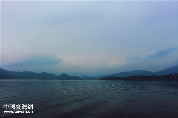 雨後瀛湖煙霧繚繞。（中國臺灣網 趙苗青 攝）