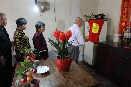 楊家人祭拜現場。