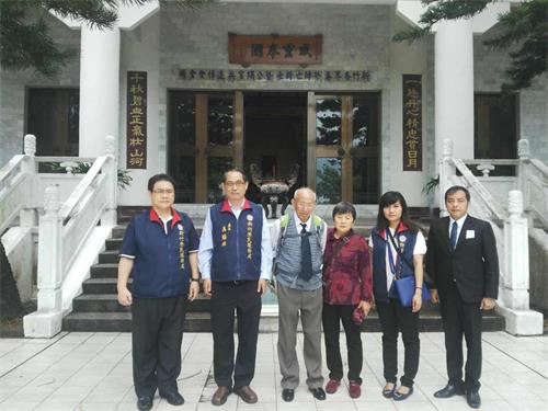 楊信璉離檯前在臺灣新竹忠靈祠前留影。