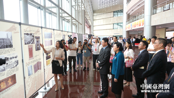 全國台聯會長汪毅夫和福建省省委常委、統戰部長雷春美及相關受邀嘉賓參觀展覽