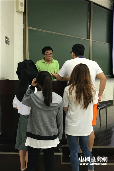 課後臺灣同學與張錚老師交流。