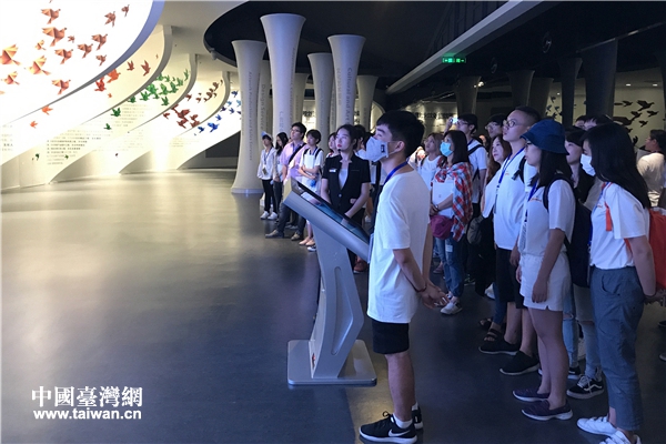 京台青年觀看北京市文創成果。