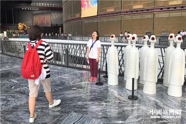 臺灣青年與國家大劇院內雕塑合影留念。