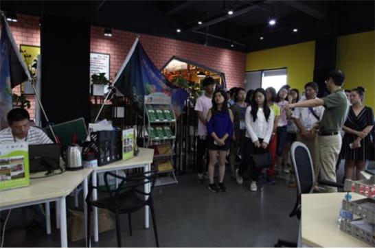 参加第三届海外台湾留学生长三角研习营的学生参访创业园区