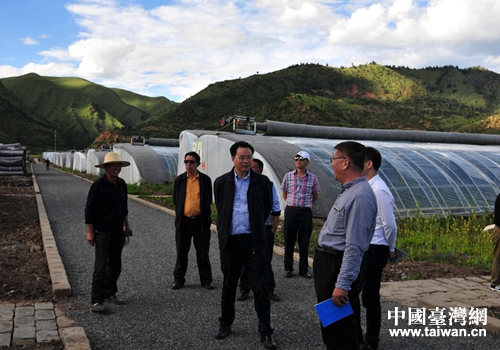 省台办副主任张军(左三)带领台商们考察农业产业园 省台办副主任张军(左三)带领台商们考察农业产业园
