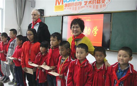 台商董淑贞在四川凉山捐资助学