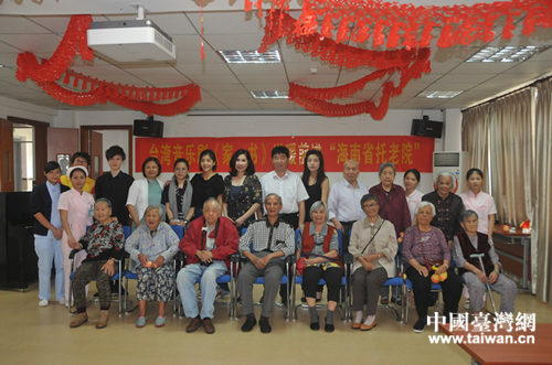 剧组人员与部分老人合影 剧组人员与部分老人合影
