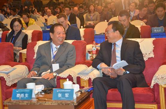 张军与蔡练生亲切交谈 张军与蔡练生亲切交谈