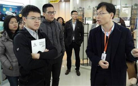 ̨��ѧ���μӺ��ϡ����ľ�����´�С��