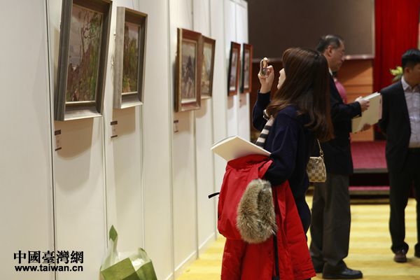 观众欣赏画展 观众欣赏画展