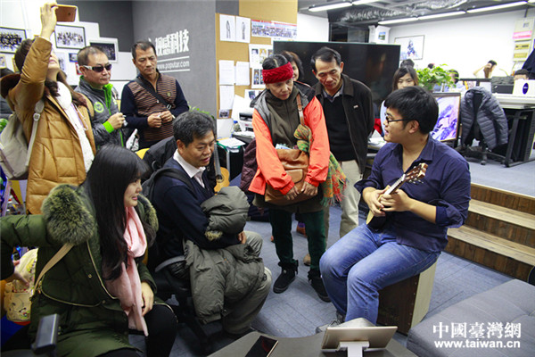 �ӸпƼ���ҵ�Ŷӳ�Ա���ڽ����ֳ���ѧ��չʾ�����ȿ��������ʹ�á����й�̨���� ۬���� �㣩