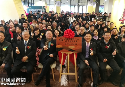 与会嘉宾合影留念 与会嘉宾合影留念