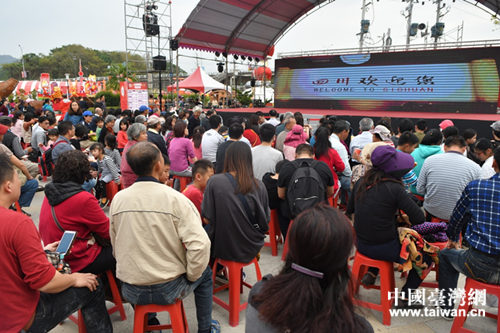 酷热和烈日挡不住宝岛民众对四川的向往。 酷热和烈日挡不住宝岛民众对四川的向往。