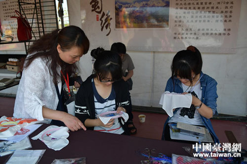 两名台湾学生正一针一线学绣花 两名台湾学生正一针一线学绣花