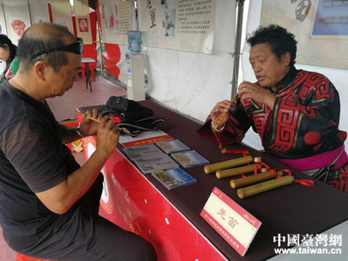 台湾民众感受羌笛演奏艺术 台湾民众感受羌笛演奏艺术