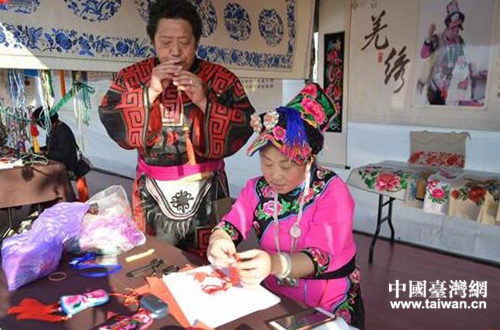 一边是低头羌绣的非遗传承人李兴秀,一边是吹出曼妙悠扬笛声的羌笛传承人陈海元。 一边是低头羌绣的非遗传承人李兴秀,一边是吹出曼妙悠扬笛声的羌笛传承人陈海元。