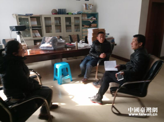 高邮市台办工作人员与金贵发大陆亲属进行交谈 高邮市台办工作人员与金贵发大陆亲属进行交谈