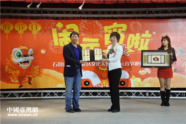 高雄前金区现场,晋秋红与黄邵庭议员交换礼品 高雄前金区现场,晋秋红与黄邵庭议员交换礼品