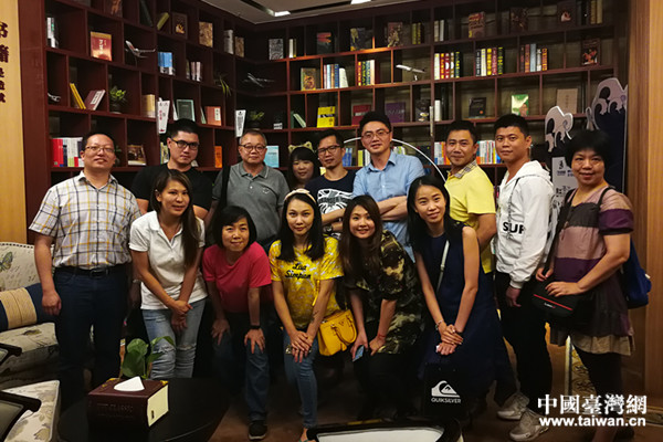 黄智贤与在邕台湾青年合影 黄智贤与在邕台湾青年合影