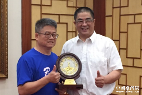 叶耀华会长(右)与叶瑞煜校长交换纪念品 叶耀华会长(右)与叶瑞煜校长交换纪念品