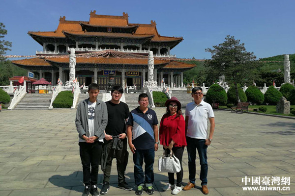 王家滨(中)一行参观玉佛寺 王家滨(中)一行参观玉佛寺