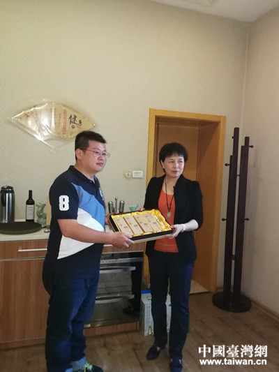 鞍山台办主任朱卫红会见王家滨(左 鞍山台办主任朱卫红会见王家滨(左