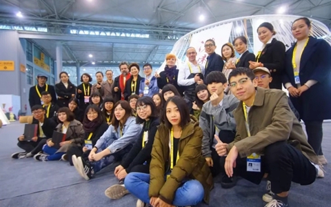 �ɶ��Ĵ���ҵ��̨���У���ִ����չ�ɶ����������