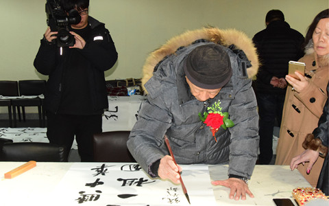 ��һ�����ں�Ͽ�����Ļ���������չԲ���ٰ�